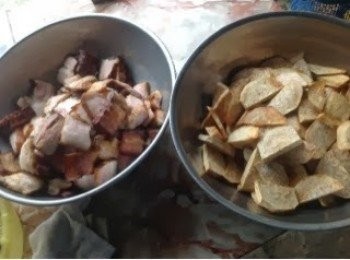 step2: 芋头去皮，切成像花肉一像大小片狀，炸以金黄色撈起～