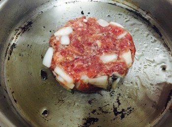step4: 中火下油，放入免治牛肉球用鑊鏟壓扁煎香兩面