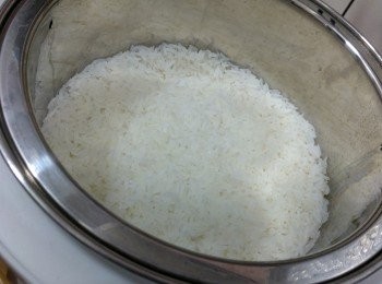 step3: 用手提小心取出內膽II (白飯)