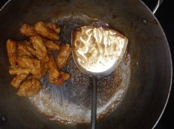 step14: 另備一炒鍋燒熱後轉小火，下糖醋汁拌煮稠身，下柚皮拌炒至所有柚皮都沾滿醬汁即可