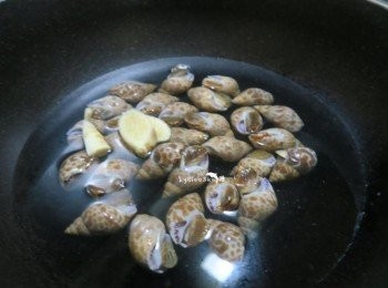 step1: 鳳螺用米酒浸泡30分.薑片熱水川燙備用