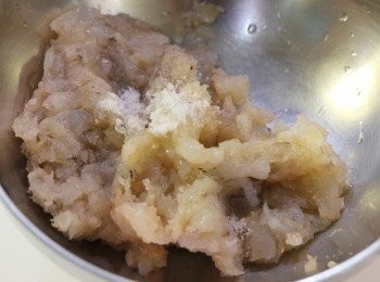 step4: 將蝦蓉放入碗中，加入鹽和胡椒粉順一方向拌勻。