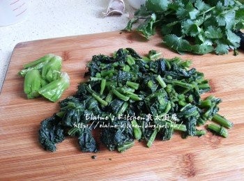 step3: 雪菜去頭切粒 , 薑連皮切片及切絲 , 蒜頭切碎 , 蔥切段
