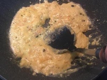 step6: 原鍋放入適量的油(可以用煎薯條瀝出的油)，轉中小火，放入鹹蛋黃，並用鍋鏟不斷擠壓，讓鹹蛋黃產生泡泡。