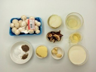 step1: 準備材料。蘑菇可用廚房餐巾紙擦拭乾淨表面的雜質,或用流動水快速沖淨馬上擦乾備用。