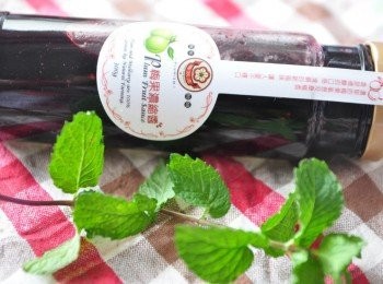 step5: 梅狀元系列新商品--梅果濃縮醬(豐富果粒) 天然清新酸甜口味，讓您愛不釋口。 10年釀製老梅醋加上濃郁桑椹果香，搭配吐司當抹醬、淋醬、果汁等應用食品。 自然農法栽種，不需擔心農藥殘留。 無添加防腐劑、香料、色素。 http://www.g-beauty.com.tw/product/pro_show.aspx?shop=gbeauty520&num=178&kind2=45