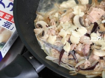 step4: 倒入100ml牛奶煮沸後暫時關火，將切碎的白醬塊放入攪拌。