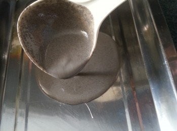 step7: 倒入一層芝麻漿入蒸碟上,水滾大火蒸3分鐘取出待涼