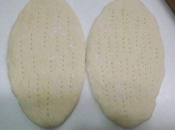 step4: 再用叉子在中間搓幾個洞