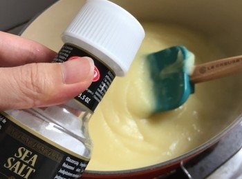 step7: 若薯仔湯太杰身，可再加半杯水或雞湯，若加雞湯，海鹽份量改為少許，因雞湯有咸味