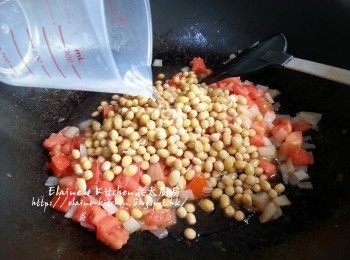 step4: 加入黃豆及水 (水蓋過黃豆面就可以) , 用中火煮滾後蓋上蓋轉慢火煮30分鐘