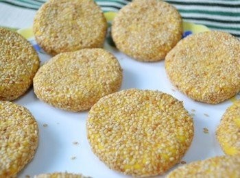 step4: 雙面裹上白芝麻。