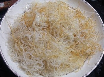 step7: 放入焗爐200C焗10-15分鐘 (米粉面變乾脆)，鋪在碟上備用