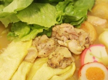 step7: 雞腿肉吃起來好嫩^^b 因為醃漬過所以味道很讚耶!!!! 咖哩湯頭喝起來比外面賣的還要濃郁好喝唷!!