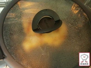 step3: 加大約一至兩湯匙水在鑊上， 轉小火蓋上蓋焗大約十分鐘