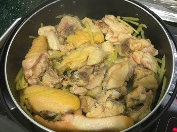 step2: 燒熱鑊下油，之後落薑絲炒香，再落雞件炒至金黃.