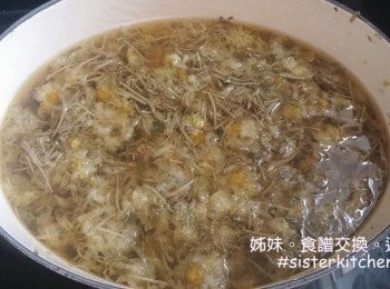 step3: 15分鐘後，加入白菊花，煲多5分鐘後熄火