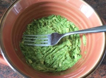 step2: 牛油蛋切半，取核，用匙羹刮出果肉，於器皿內將叉壓成蓉。在牛油果蓉加入青檸汁以防變色，再落洋蔥碎拌勻，之後再加入沙律醬、黑椒、鹽及蒜粉調味，形成牛油果醬。