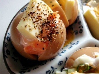 step7: 【千島醬豆腐<span class="group_4">滷蛋</span>】 用作法3的蛋擠上適量的桂冠千島沙拉後放上一小片豆腐 最後灑上少許黑胡椒粒提味