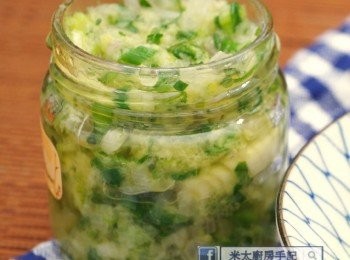 step6: 待炒好的蔥油涼後，放入已消毒的玻璃瓶，在蔥油上面注入之前撈起的熟油，把蓋關好，存放在雪櫃(可存放2-3星期)