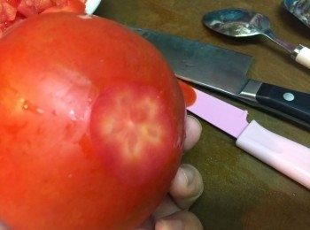 step2: 底部也切少許讓蕃茄可穩定在碟子上