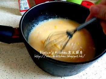 step8: 加入蛋液拌勻 , 再加入少許鹽及胡椒粉調味成粟米汁