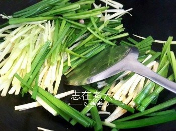 step4: 再炒韮菜韮黃至開始軟身，盛起備用