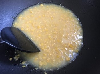 step6: 將忌廉粟米、 水和鹽加入小煲中拌勻，中小火煮約5分鐘至滾起，不時攪拌免黏底。<span class="group_2">粟米汁</span>煮滾後關火，倒入已打發的雞蛋拌勻成蛋花，再淋上斑塊即可。