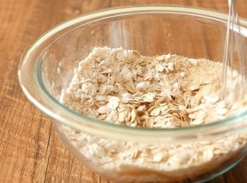 step2: 把<span class="group_1">面料材料</span>部份的中筋麵粉、麥片和黃糖拌勻。