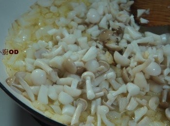 step6: 平底鍋再加入鴻喜菇.雪白菇繼續拌炒