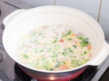 step7: 煮 2 分鐘後，加入火腿粒、西蘭花和粟米粒同煮，間中攪拌。