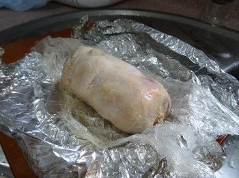 step5: 離火攤10分鐘待定型後撕去錫紙和保鮮紙，吸乾雞肉上的水份