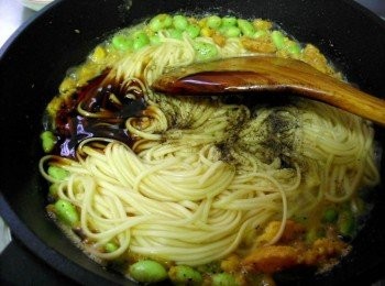 step4: 加入所有<span class="group_3">調味料</span>拌起均勻。勿炒過久，請保持麵的溼潤感