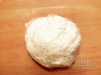 step3: 在桌上灑上麵粉，從膠袋取出麵糰，反覆揉和約1分鐘，搓成圓形麵糰，再放入膠袋。