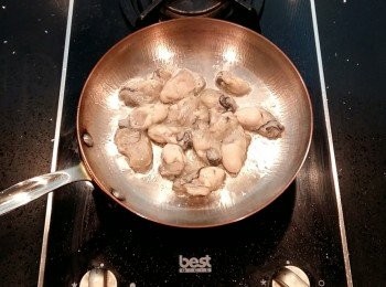 step3: 將油倒入鍋裡加熱後,放入蚵仔拌炒一下。