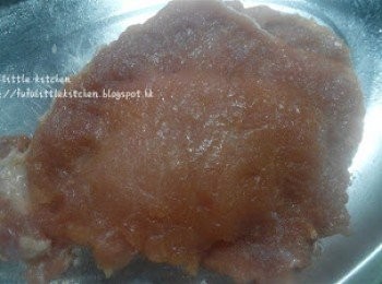 step4: 將夾心豬扒沾上麵粉，再沾上蛋汁。