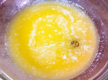 step4: 無鹽奶油先隔水溶化再加入牛奶和香草醬