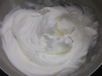 step4: 預備一個乾淨冇油冇水既大碗，4隻蛋白利用電動打蛋器打起，先打約30秒，加剩下40g糖繼續打，直至蛋白完全打起(倒轉也不會流)