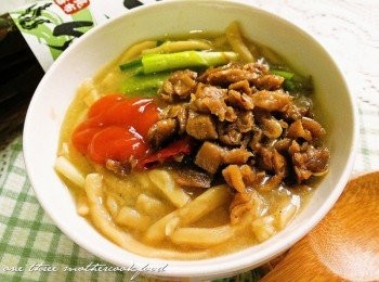 step5: 接著食用前放入<span class="group_1">菜脯</span>，再放點甜辣椒醬，這就是我的兒時回憶~