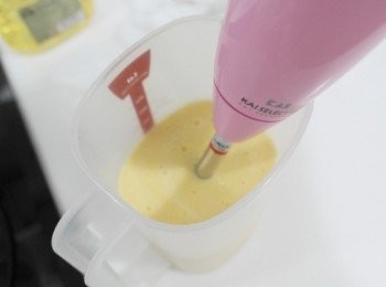 step5: 拿起攪拌棒或是放入果汁機打成香濃的布丁液。