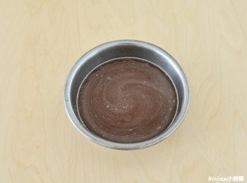 step2: 將水、黑糖粉、蓮藕粉均勻攪拌至無顆粒