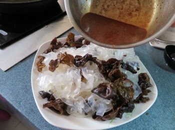 step7: 調味料倒入粉皮及木耳內拌勻