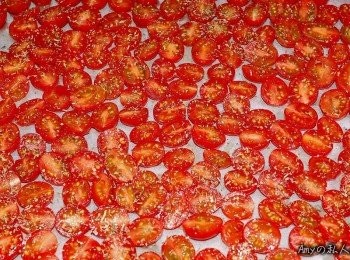 step3: 均勻淋上適量的橄欖油,再撒上適量的海鹽及義式香料