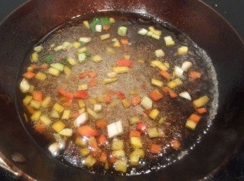 step11: 沿用剛才的鍋子,加入一小匙的油,將蔥白及2/3的彩色甜椒拌炒一下,再加入200cc的水煮滾,以鹽做調味。