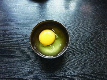 step1: 溏心蛋作法─在耐熱容器內側抹一層油，打入雞蛋