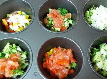step5: muffin模子中先每一個模子都先加半茶匙油 , 再隨自己喜歡搭配蔬菜即可
    青花菜 + 白花菜 + 起司
    青花菜 + 洋蔥 + 起司
    三色椒 + 洋蔥
    青花菜 + 蕃茄
    三色椒 + 蕃茄