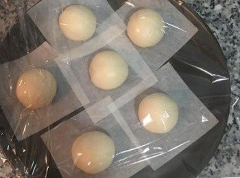 step6: 底下放張烘焙紙，有距離的排好，並用擰乾的濕布或保鮮膜蓋住。鬆弛15分鐘。