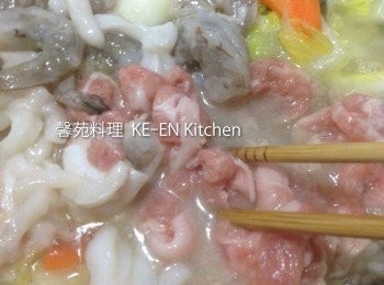 step7: 再把2放入用筷子迅速攪拌（防止材食黏在一起）、鵪鶉蛋也放入