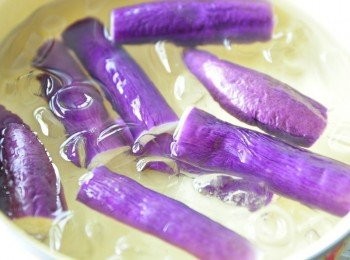 step4: 將茄子撈起後立刻放入冰塊水中冰鎮