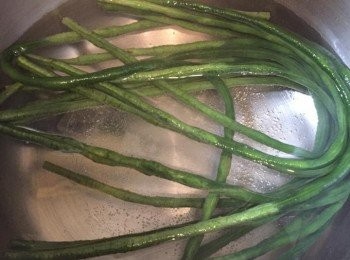 step1: 滾水汆燙長豆角，轉色並變軟後撈起放進凍水，